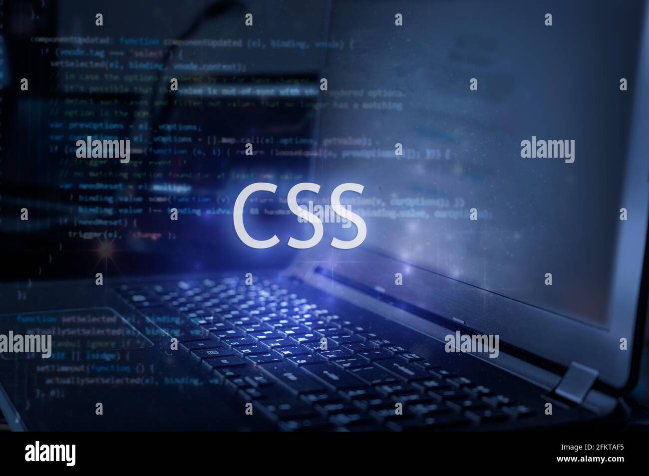 CSS-Beschriftung vor Laptop und Code-Hintergrund. Technologiekonzept. Programmiersprache lernen. Stockfoto