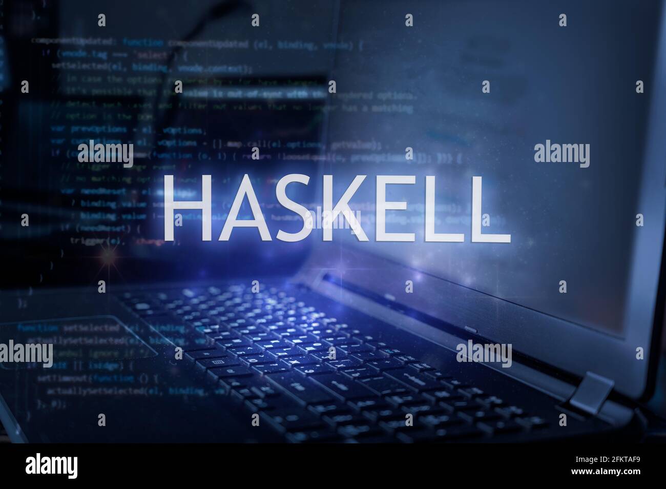 Haskell Inschrift gegen Laptop und Code Hintergrund. Technologiekonzept. Programmiersprache lernen. Stockfoto