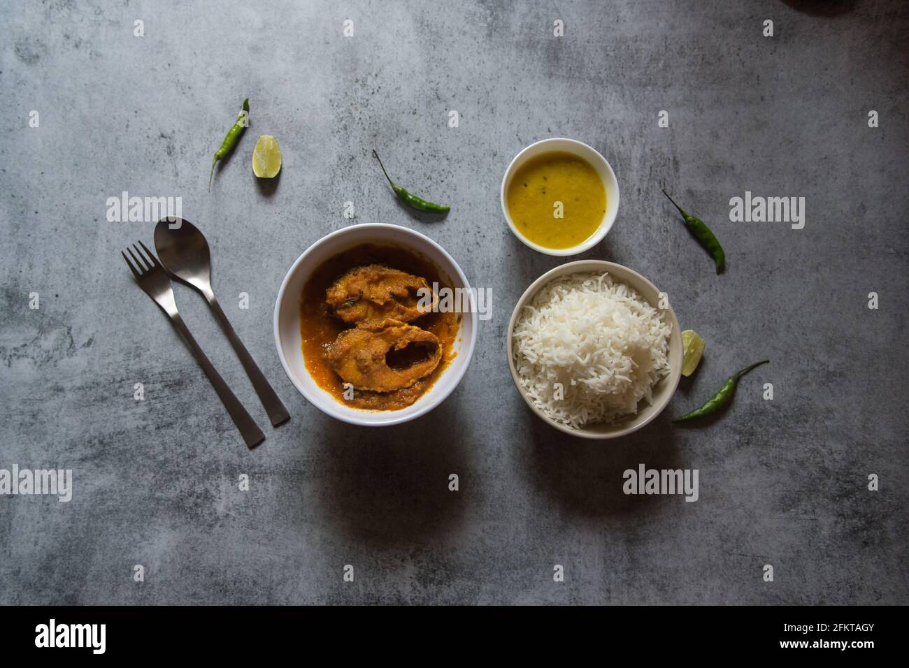 Rohu fischt Masala oder ein indisches Gericht. In der Regel mit gedämpftem Reis und gelben Hülsenfrüchten serviert. Draufsicht. Stockfoto