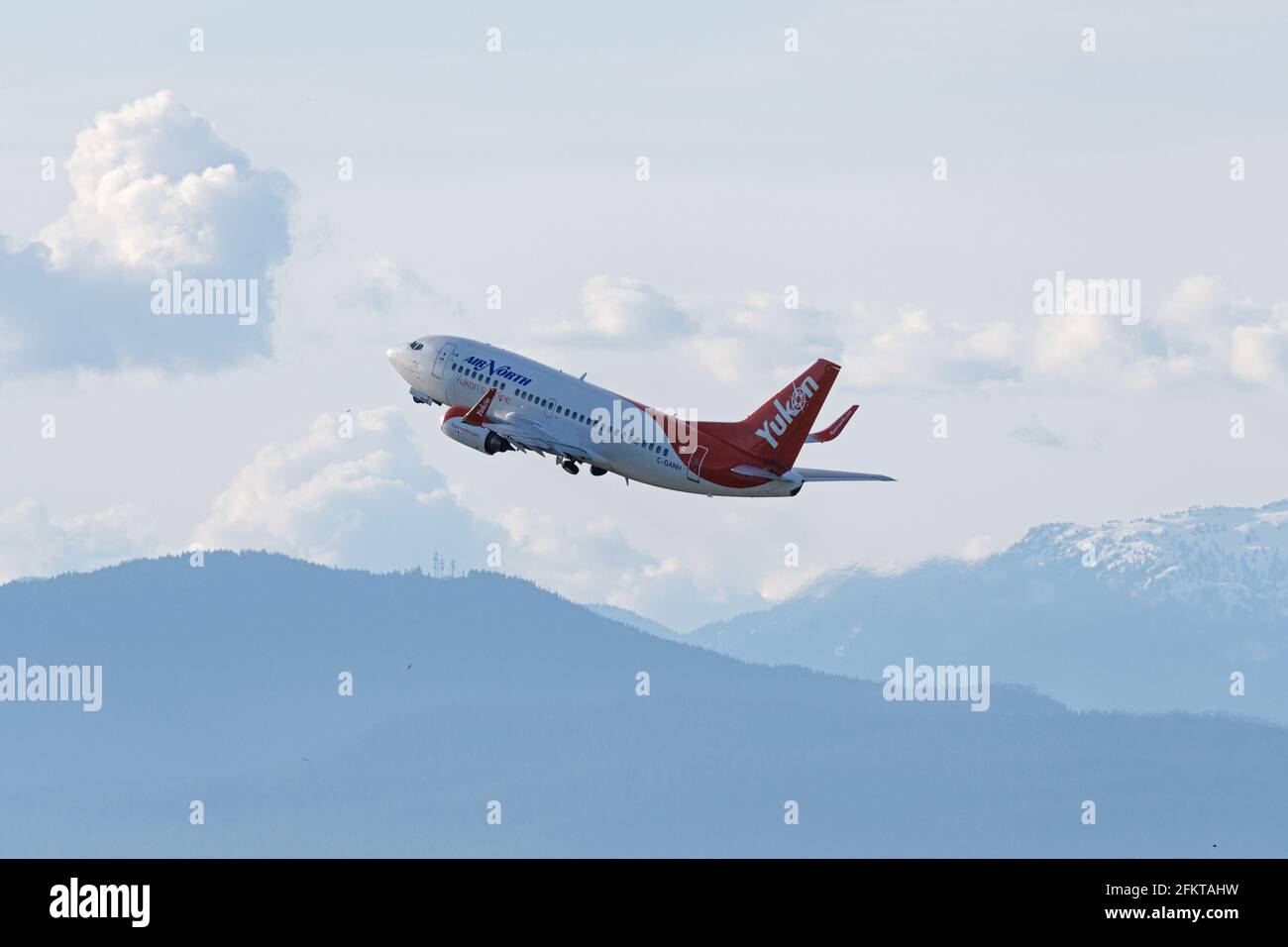 Richmond, British Columbia, Kanada. Mai 2021. Ein Flugzeug der Air North Boeing 737-500 (C-GANH), das nach dem Start vom internationalen Flughafen Vancouver in die Luft geflogen ist. Quelle: Bayne Stanley/ZUMA Wire/Alamy Live News Stockfoto