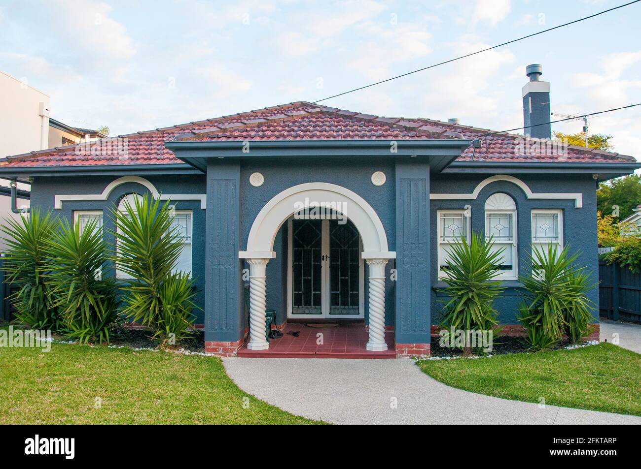 Spanisches Familienhaus im Missionsstil in einem Vorort von Melbourne, Australien Stockfoto