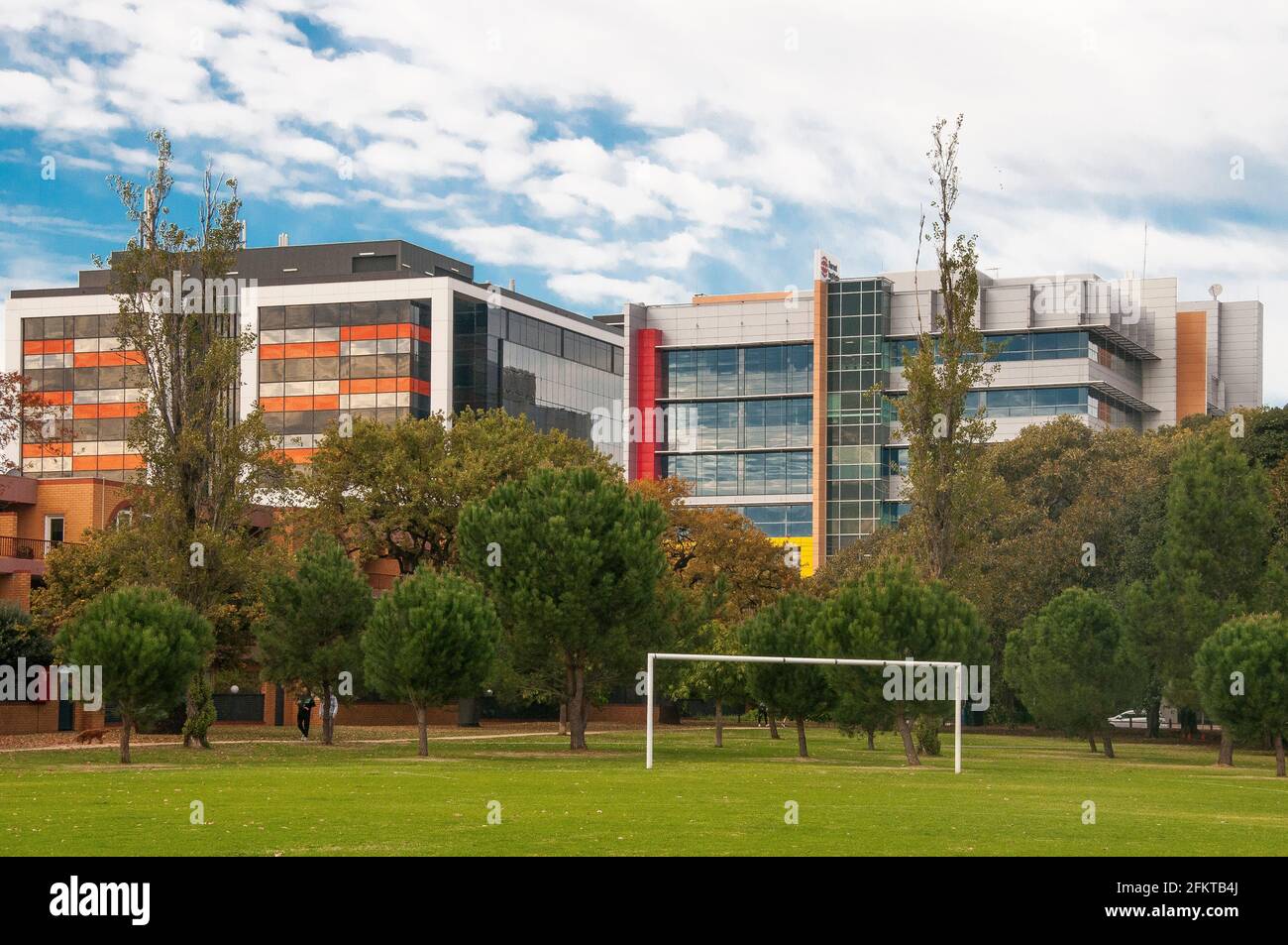 Medizinische Forschungsinstitute im Alfred Hospital-Viertel, jenseits des Fawkner Park, Melbourne. Rechts das Burnett Institute. Stockfoto