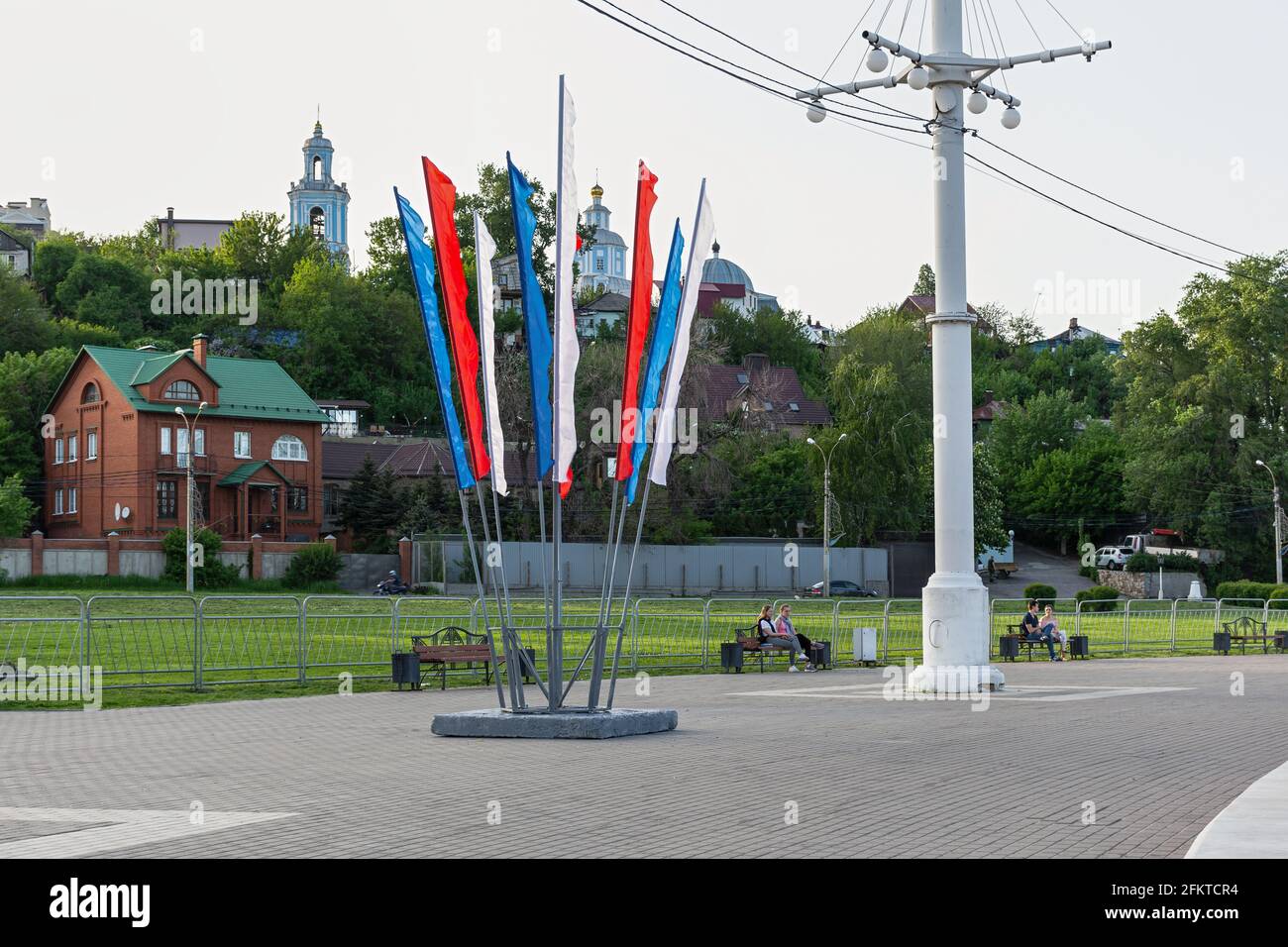 Woronesch Russland 8. Mai 2019. Admiralty Square im Frühling. Stimmungsvolle Stadtlandschaft. Heller sonniger Maitag. Das Stadtzentrum, der Hauptdamm w Stockfoto