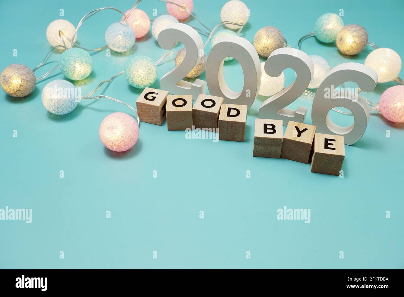 Auf Wiedersehen 2026 Buchstaben mit Leerzeichen auf blauem Hintergrund Stockfoto
