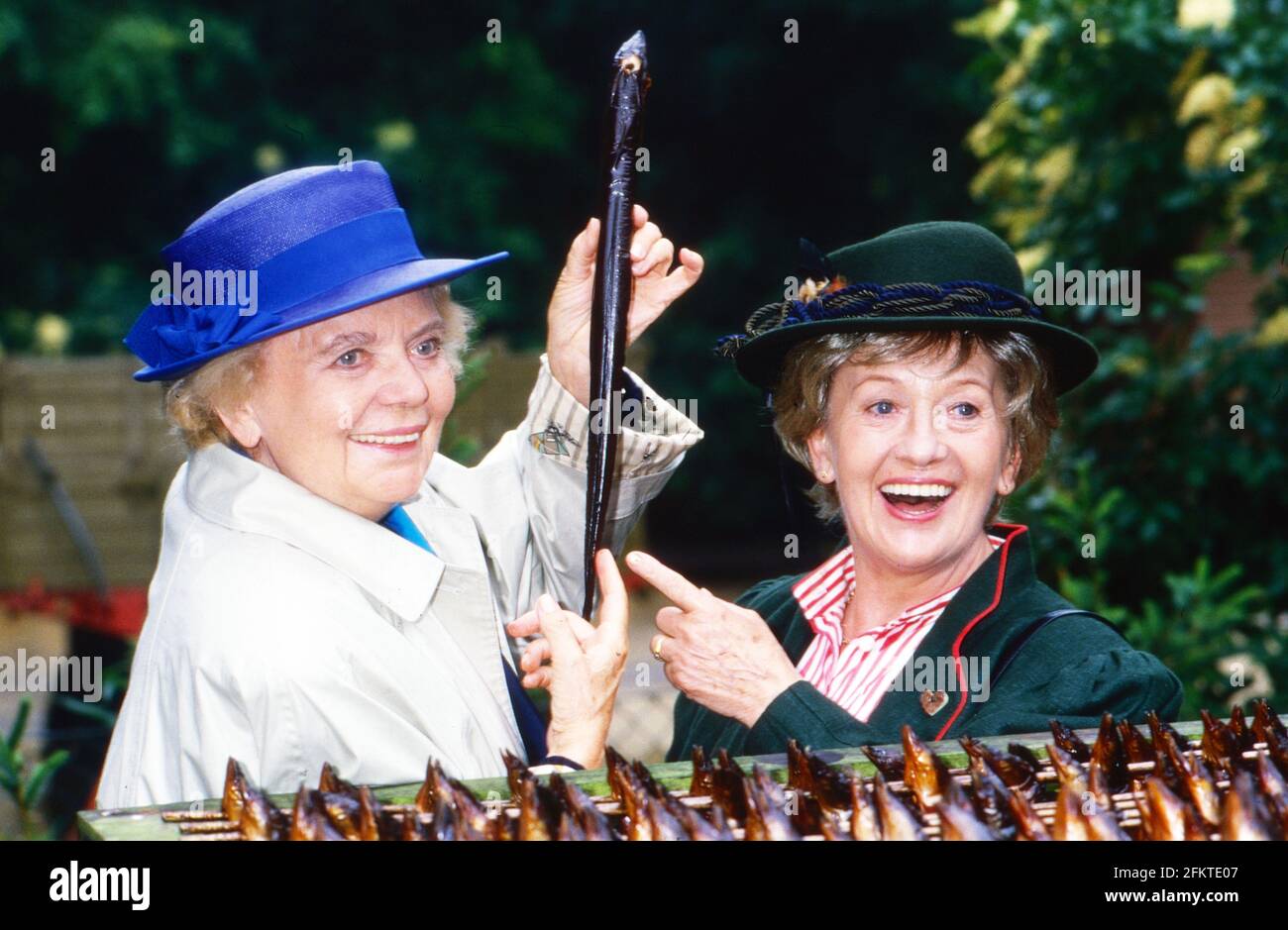 Campingpark, Fernsehfilm, Deutschland 1988, Darsteller: Heidi Kabel, Erni Singerl beim Forellenrauchern Stockfoto