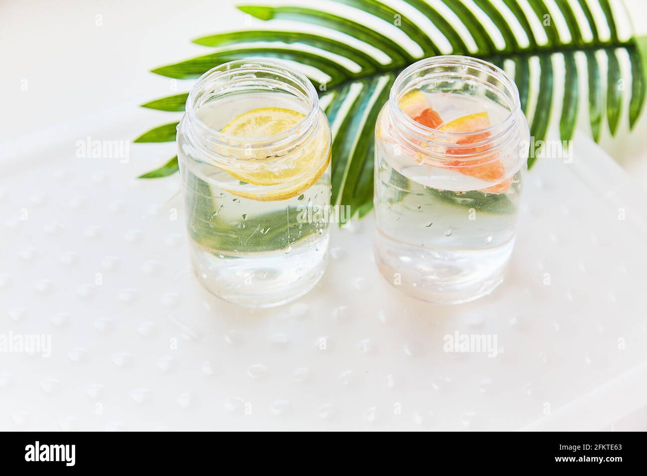 Handgemachte Sommergetränke mit tropischen Blumen. Harter Seltzer mit Zitrone und Grapefruit. Hausgemachte Sommercocktails auf weißem Hintergrund. Hochwertige Fotos Stockfoto