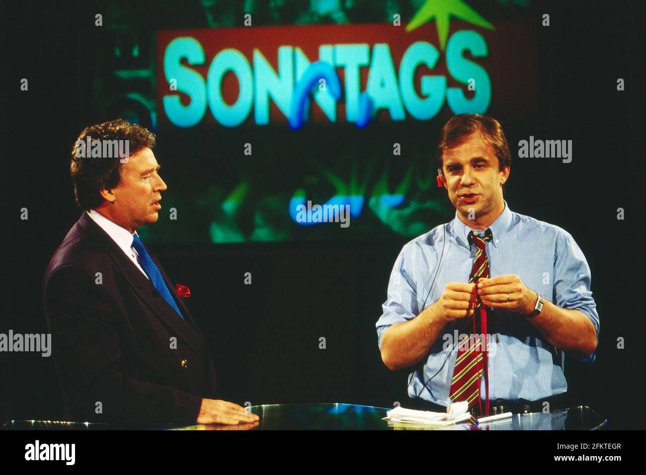 Sowieso - die Sonntagsshow, Deutschland 1993 - 1994, Autor James Whittaker ('Charles gegen Diana') und Moderator Hubertus Meyer Burckhardt Stockfoto