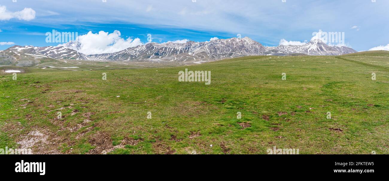 Panoramablick auf den Campo Imperatore und das Gran Sasso-Massiv im Nationalpark Gran Sasso. Abruzzen, Italien. Stockfoto