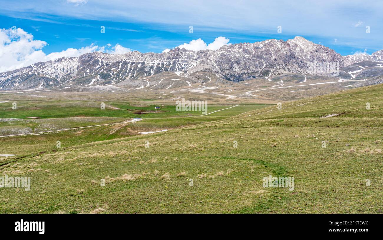 Panoramablick auf den Campo Imperatore und das Gran Sasso-Massiv im Nationalpark Gran Sasso. Abruzzen, Italien. Stockfoto
