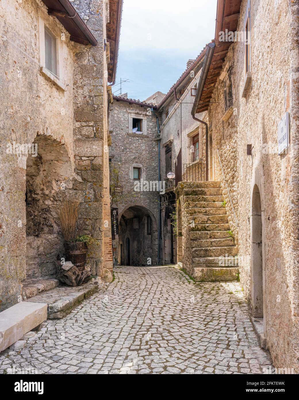 Landschaftlich reizvolle Sehenswürdigkeit in Santo Stefano di Sessanio, Provinz L'Aquila, Abruzzen, Mittelitalien. Stockfoto