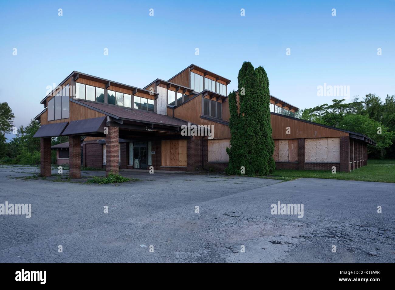 Das Abandoned Inn on the Niagara Parkway Motel in Chippawa, Niagara Falls, Ontario, Kanada. Dieses Gebäude wurde abgerissen und existiert nicht mehr. Stockfoto