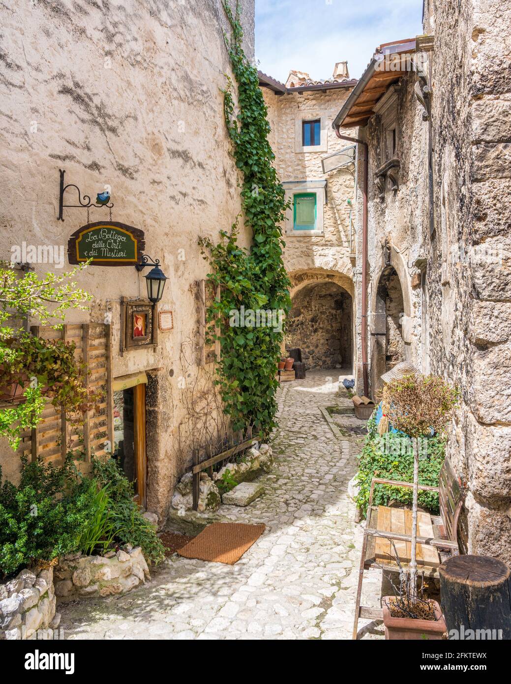 Landschaftlich reizvolle Sehenswürdigkeit in Santo Stefano di Sessanio, Provinz L'Aquila, Abruzzen, Mittelitalien. Stockfoto