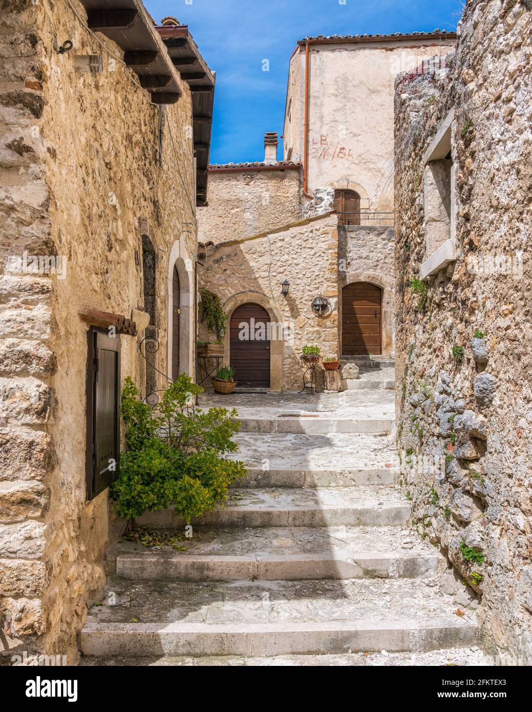 Landschaftlich reizvolle Sehenswürdigkeit in Santo Stefano di Sessanio, Provinz L'Aquila, Abruzzen, Mittelitalien. Stockfoto