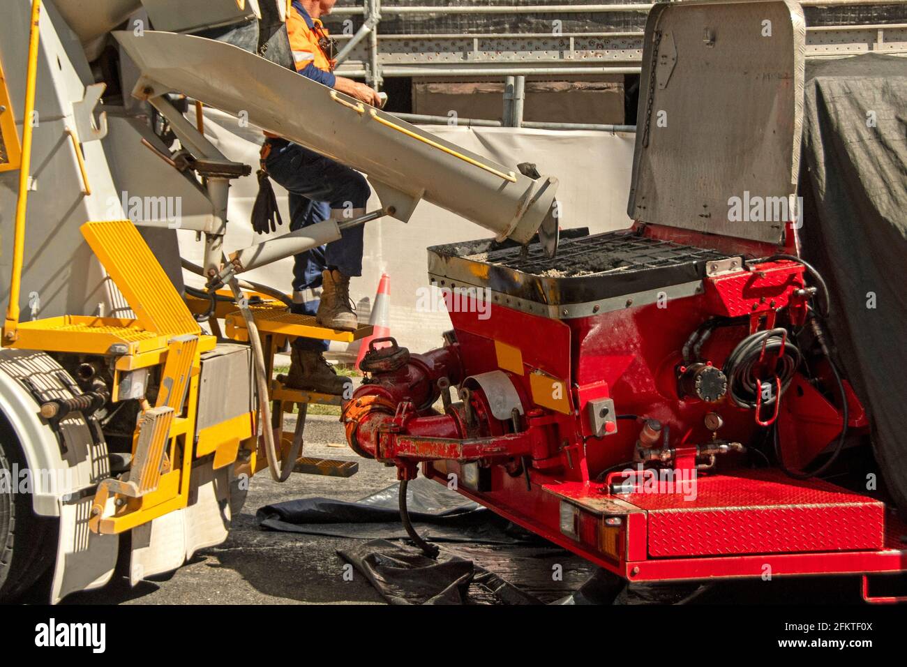 März 30. 2021. Concrete Truck Nahaufnahme der Materialzugabe an eine Boom-Pumpe auf der neuen Baustelle bei 56-58 Beane St Gosford. Teil einer Serie. Stockfoto