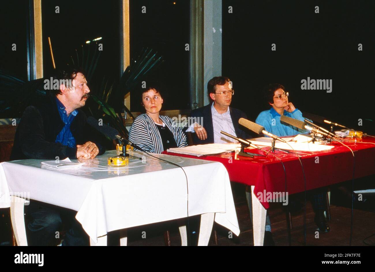 Wolf Biermann, Anja Kuhr, Peter Schütt und Famir Fasal auf einer Solidaritätsveranstaltung für Salman Rushdie in der Kampnagelfabrik in Hamburg, Deutschland 1989. Stockfoto