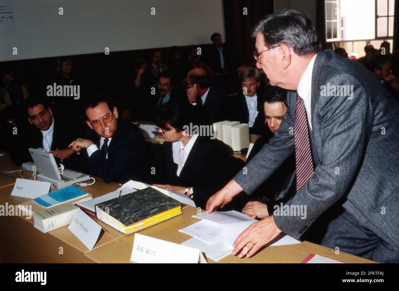 Rechtsanwalt Witt beim Prozess gegen Giftgasmanager vor dem Landgericht in Darmstadt, Deutschland 1992. Stockfoto