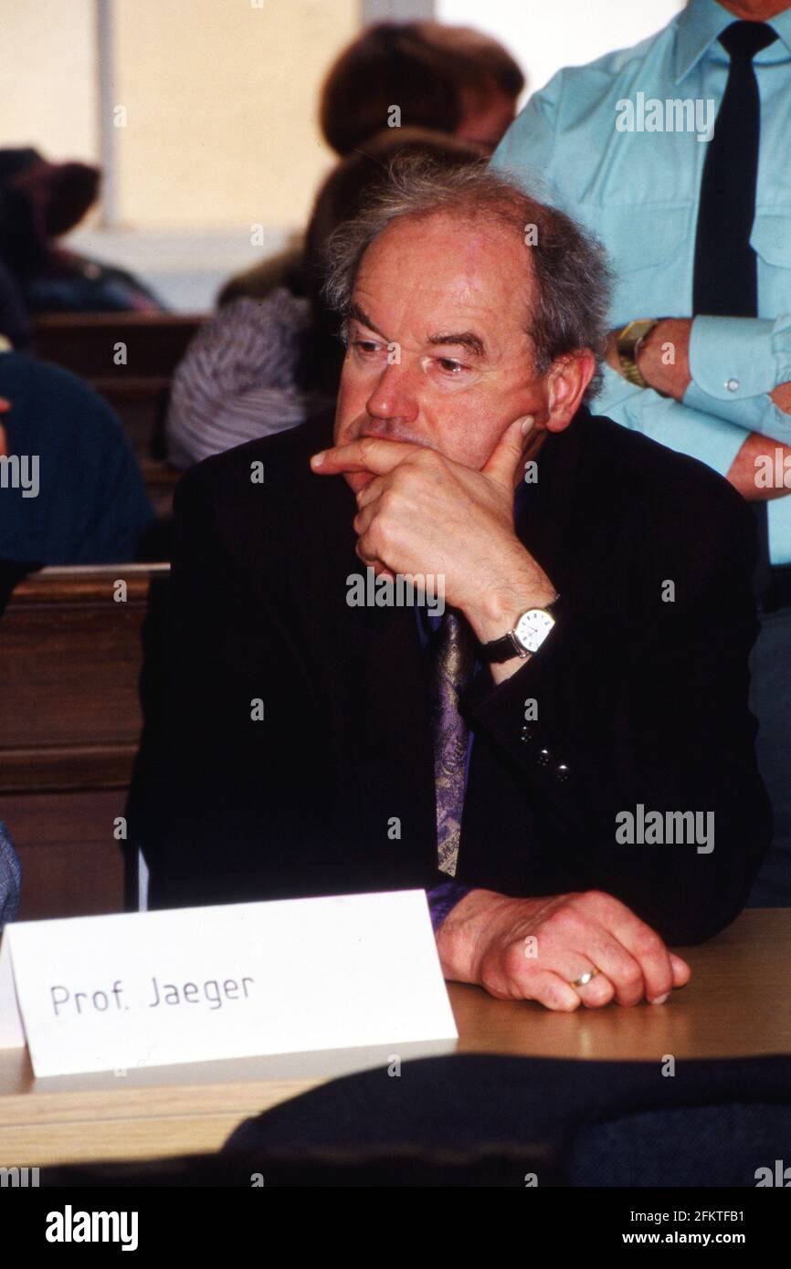 Professor Jaeger beim Prozess gegen Giftgasmanager vor dem Landgericht in Darmstadt, Deutschland 1992. Stockfoto