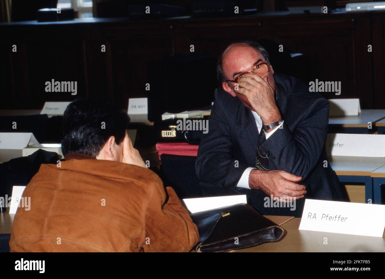 Rechtsanwalt Pfeiffer und Angeklagener Andreas Schwarz beim Prozess gegen Giftgasmanager vor dem Landgericht in Darmstadt, Deutschland 1992. Stockfoto