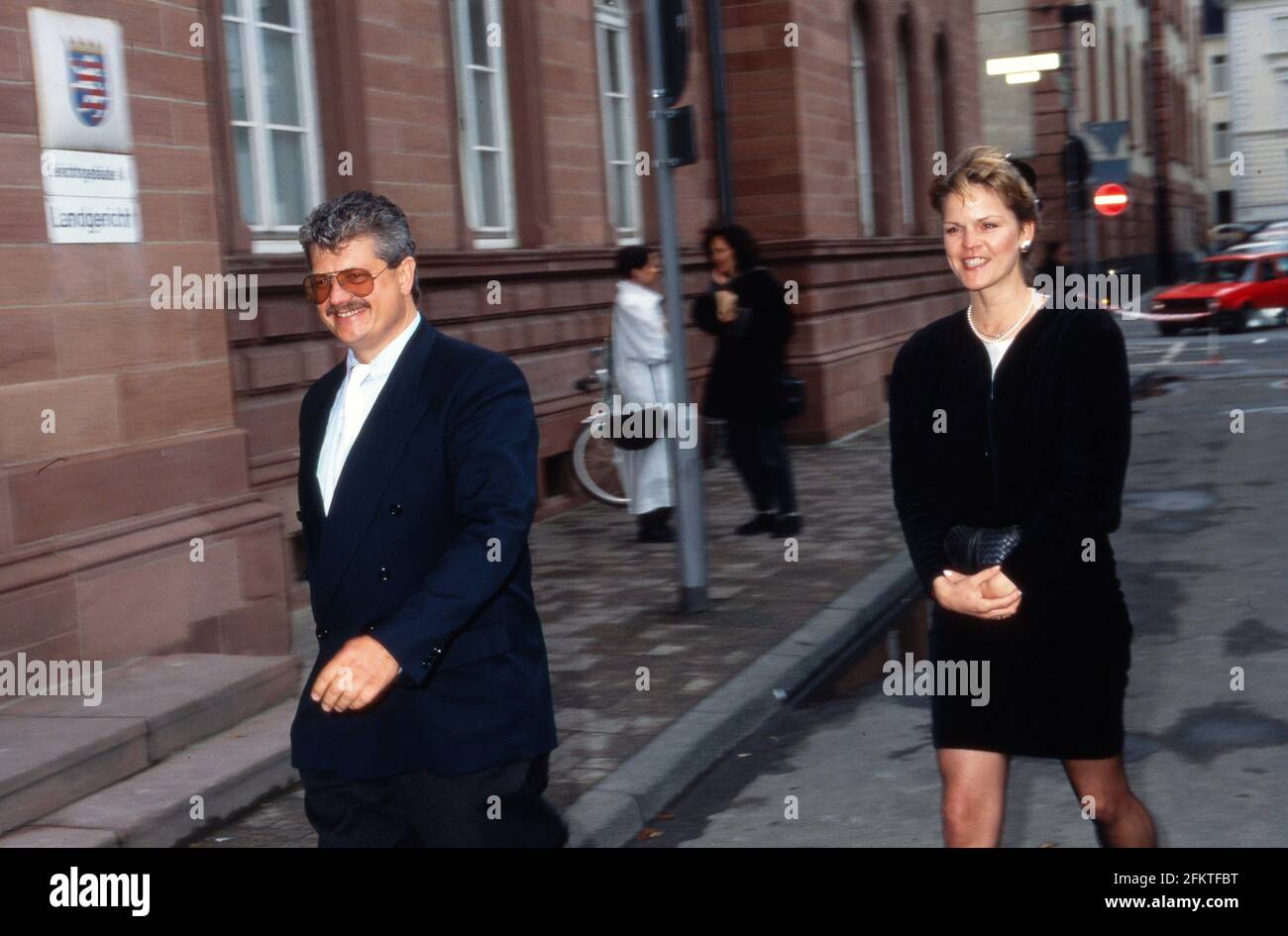 Rechtsanwalt Pauly beim Prozess gegen Giftgasmanager vor dem Landgericht in Darmstadt, Deutschland 1992. Stockfoto