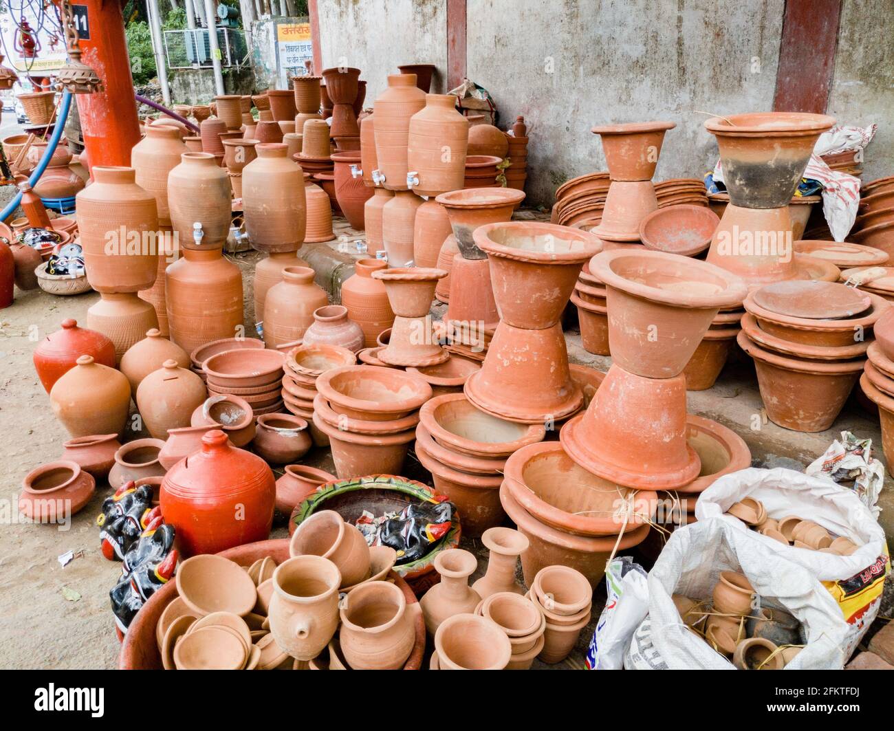 Eine Vielzahl von Erdtöpfe oder Tontöpfe zum Verkauf auf dem Markt. Stockfoto