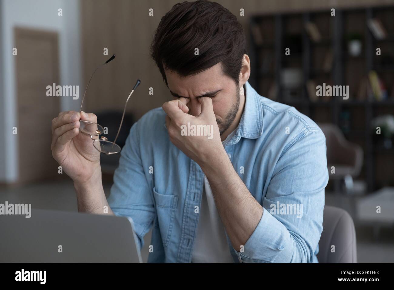 Nahaufnahme müde Geschäftsmann, die Brille ausziehen, Computer Vision Syndrom Stockfoto