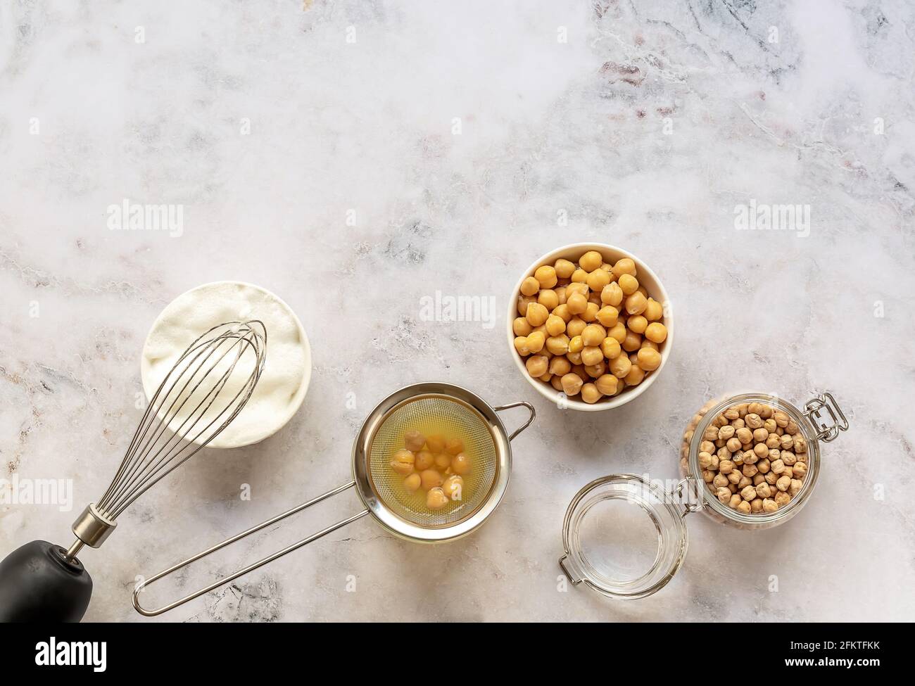 Kichererbsen Wasser aquafaba. Eierersatz. Vegan, nachhaltiger Lebensstil und natürliche umweltfreundliche Produkte. Stockfoto