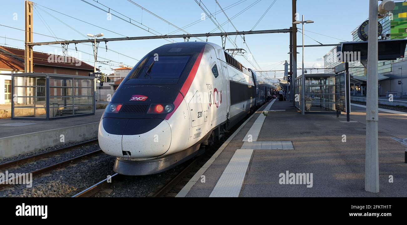 Züge sind die am meisten empfohlene Option für Reisen von Barcelona Sants nach Perpignan. Der Renfe-SNCF-Zug, der direkt zwischen diesen beiden Zügen verkehrt Stockfoto