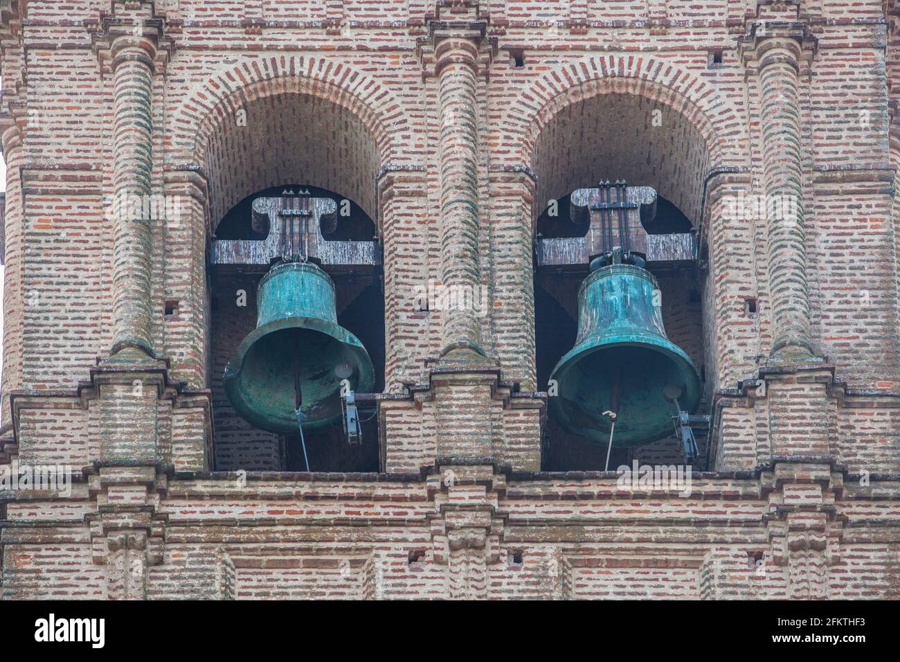 Unsere Liebe Frau von Granada prachtvoller Ziegelturm. Glocken. Llerena, Extremadura, Spanien. Stockfoto