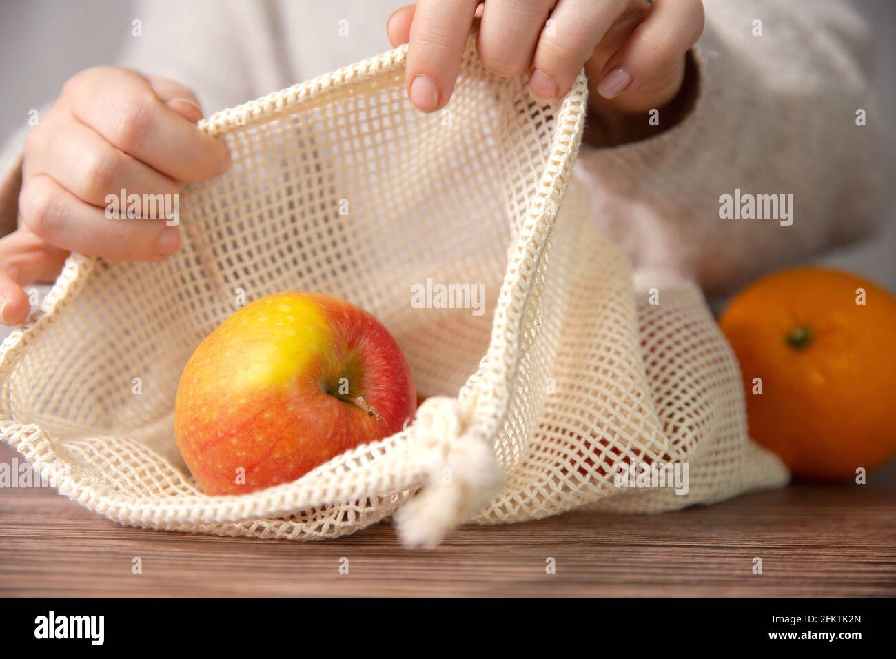 Äpfel in einer umweltfreundlichen Tasche, umweltfreundliche Tasche mit roten frischen Äpfeln mit Kopierplatz, Obst, Gesundheit, Umwelt Konzept Platz für Text. Stockfoto