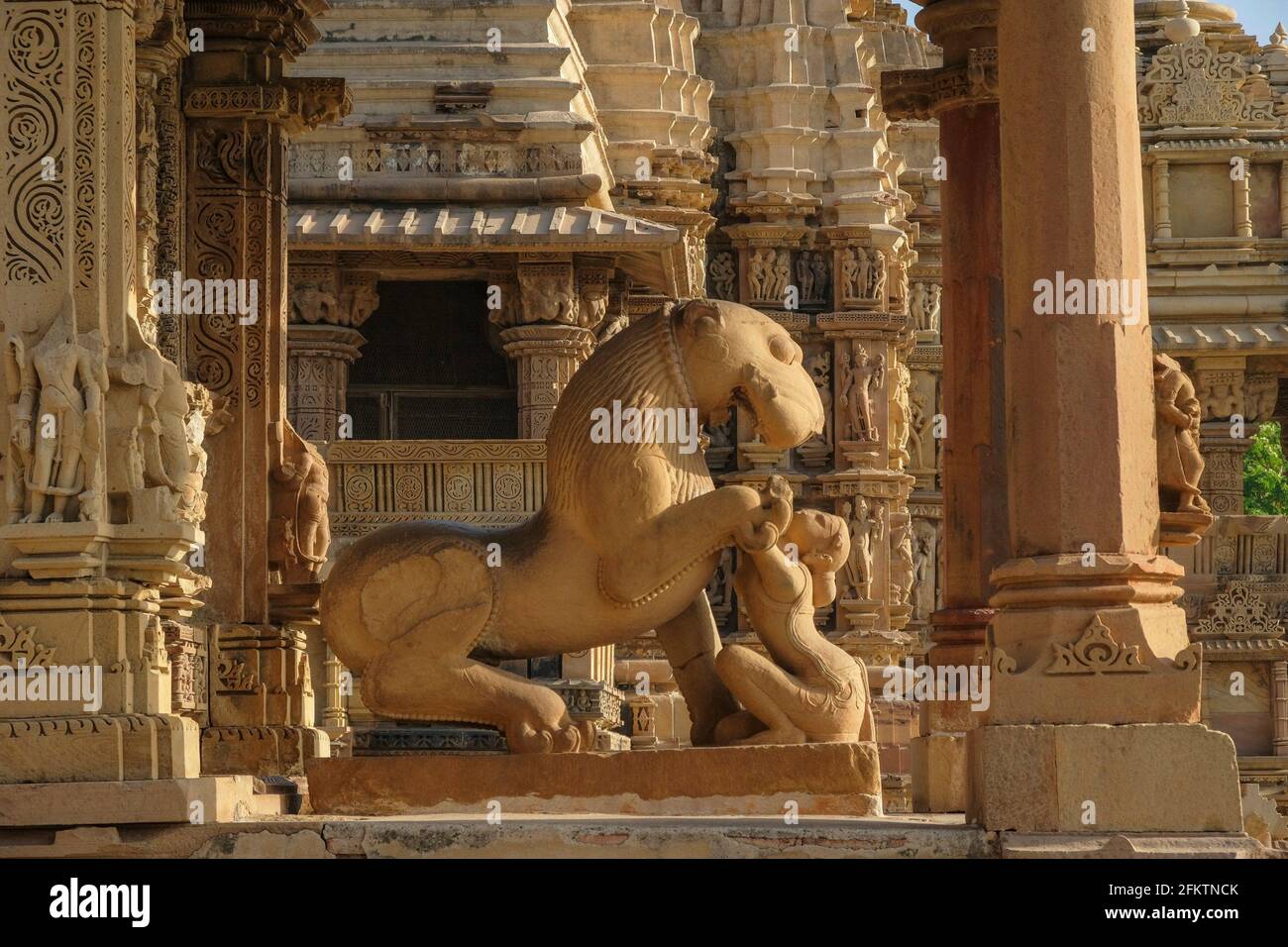 Detail des Mahadeva-Tempels in Khajuraho, Madhya Pradesh, Indien. Gehört zur Khajuraho Group of Monuments, einem UNESCO-Weltkulturerbe. Stockfoto