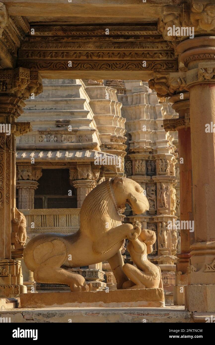 Detail des Mahadeva-Tempels in Khajuraho, Madhya Pradesh, Indien. Gehört zur Khajuraho Group of Monuments, einem UNESCO-Weltkulturerbe. Stockfoto