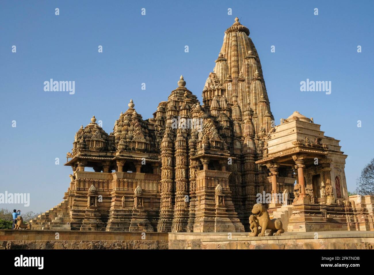 Der Kandariya Mahadev Tempel und der Mahadeva Tempel in Khajuraho, Madhya Pradesh, Indien. Gehört zur Khajuraho Group of Monuments, einer UNESCO Stockfoto