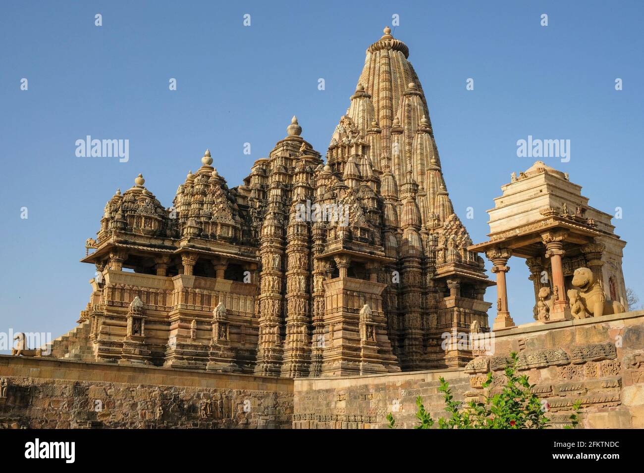 Der Kandariya Mahadev Tempel und der Mahadeva Tempel in Khajuraho, Madhya Pradesh, Indien. Gehört zur Khajuraho Group of Monuments, einer UNESCO Stockfoto