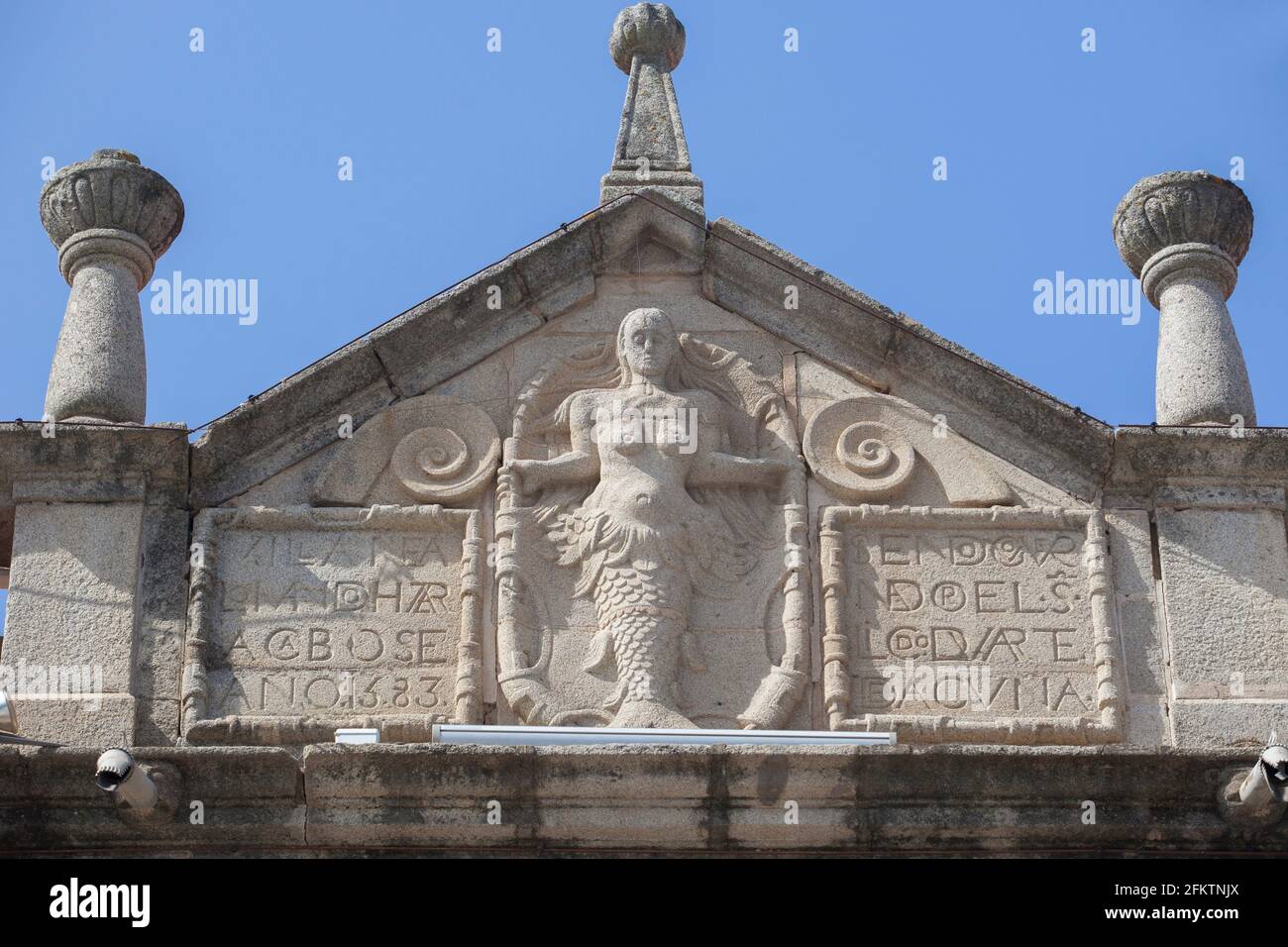 Wappen mit Meerjungfrauen-Relief in Villanueva de la Serena, Badajoz, Spanien. Dieses mythologische Wesen ist das Symbol des Dorfes. Stockfoto