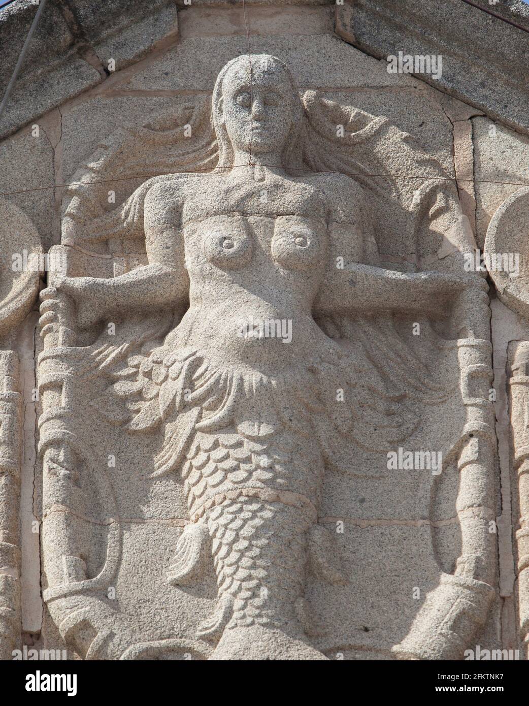 Wappen mit Meerjungfrauen-Relief in Villanueva de la Serena, Badajoz, Spanien. Dieses mythologische Wesen ist das Symbol des Dorfes. Stockfoto