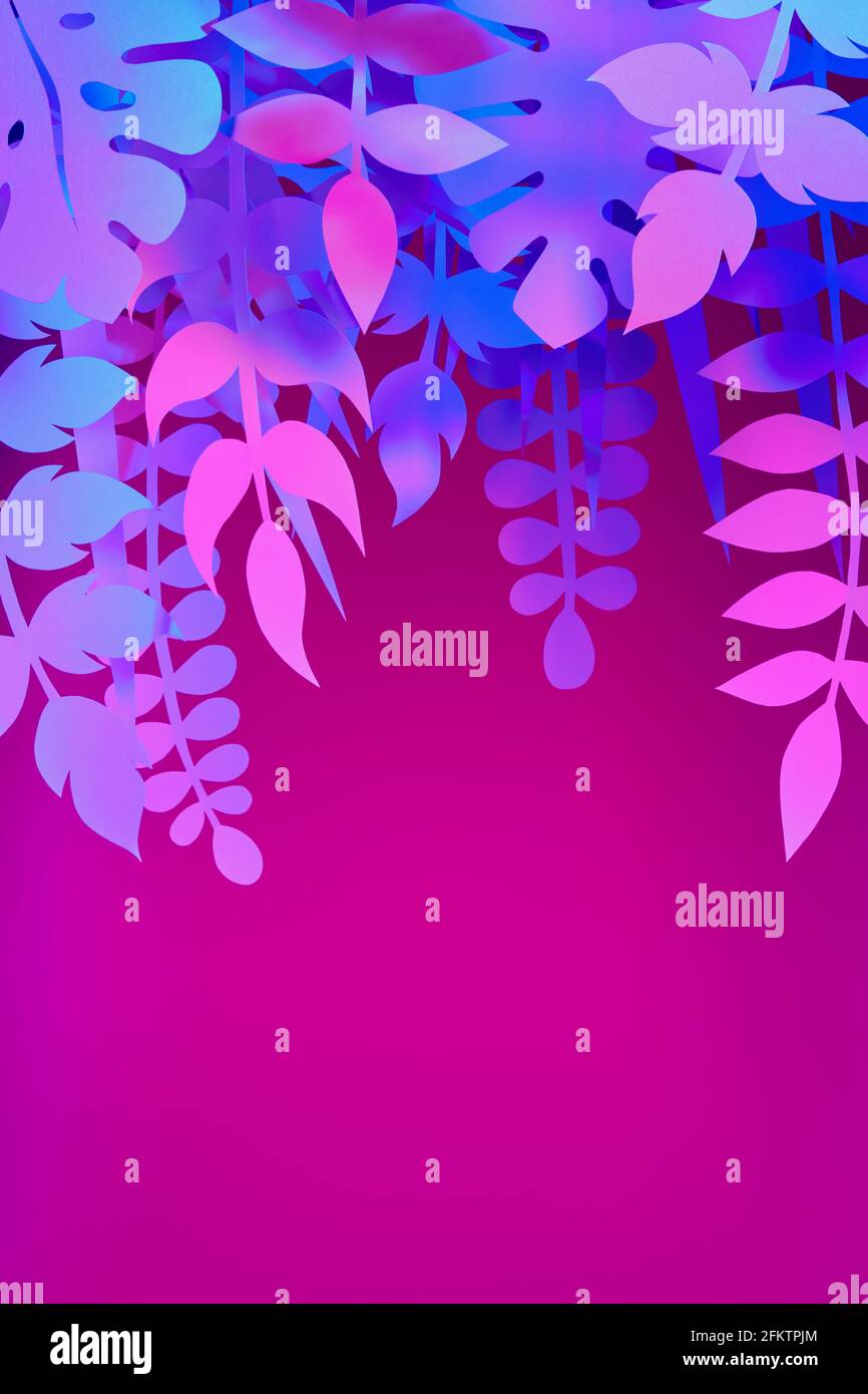 Neonfarbene Szene mit neonfarbenen, papiergeschnittenen Dschungelpflanzen Blätter Stockfoto