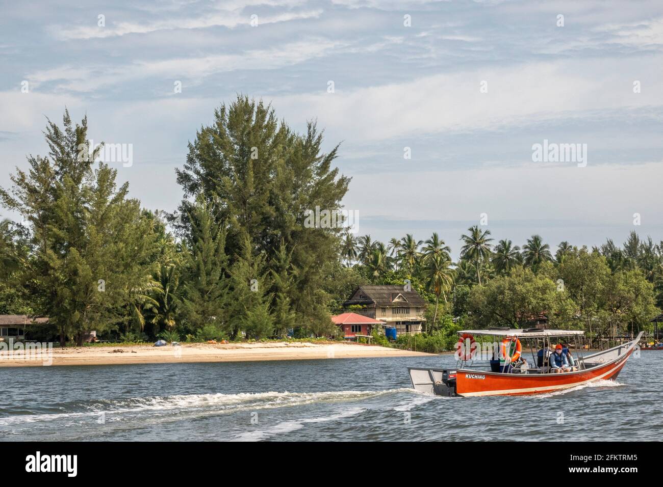 Kreuzfahrt entlang des Sibu Laut-Telaga Air Flussufers, Matang, Sarawak, Malaysia Stockfoto