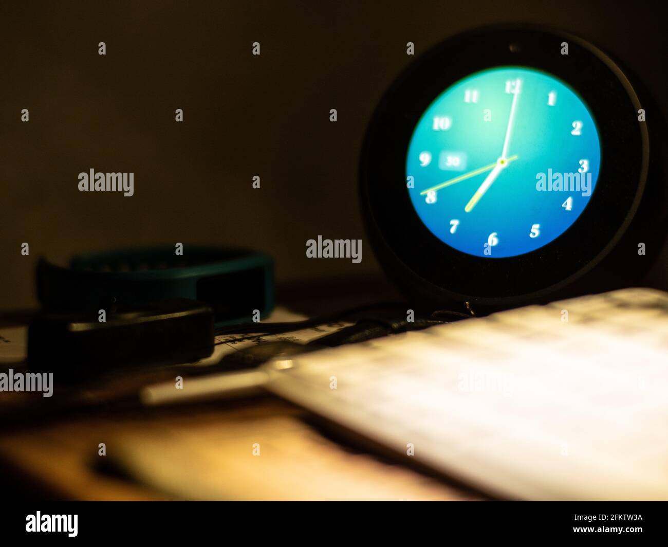 Alexa-Uhr mit 7 hs neben dem Desktop-Computer Stockfotografie - Alamy