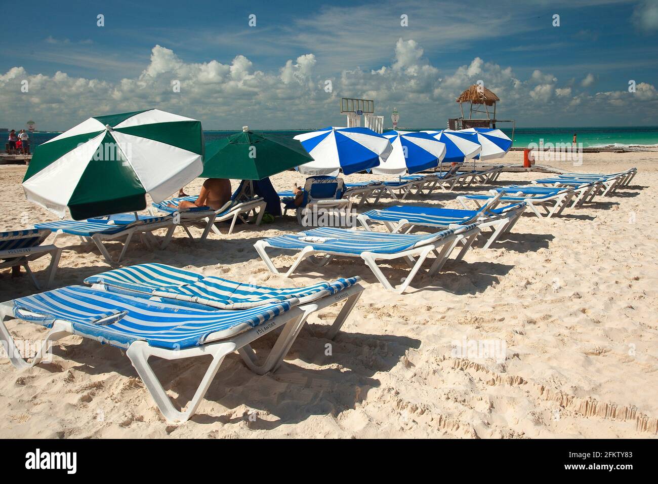 Sonnenschirm und sonnenliege -Fotos und -Bildmaterial in hoher Auflösung –  Alamy