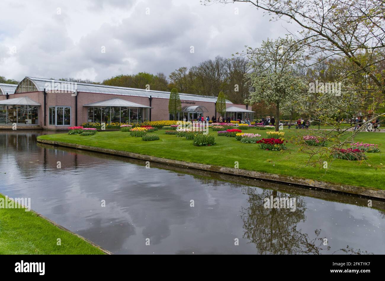 Keukenhof Gardens, Lisse, Niederlande; Blick auf den Pavillon über den See Stockfoto