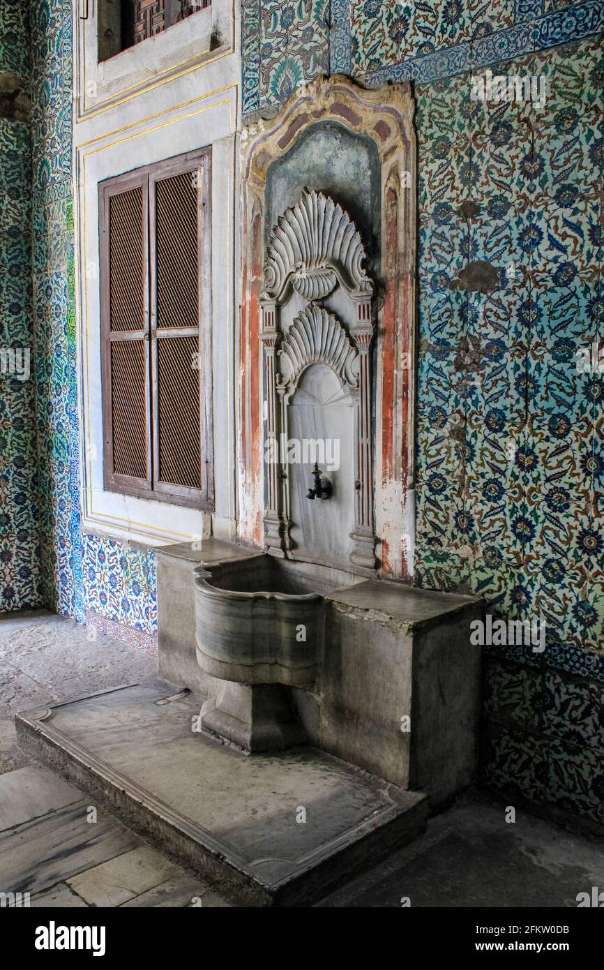 Istanbul, Türkei - 13. Mai 2013: Brunnen in einem der Gänge im Topkapi-Palast Stockfoto