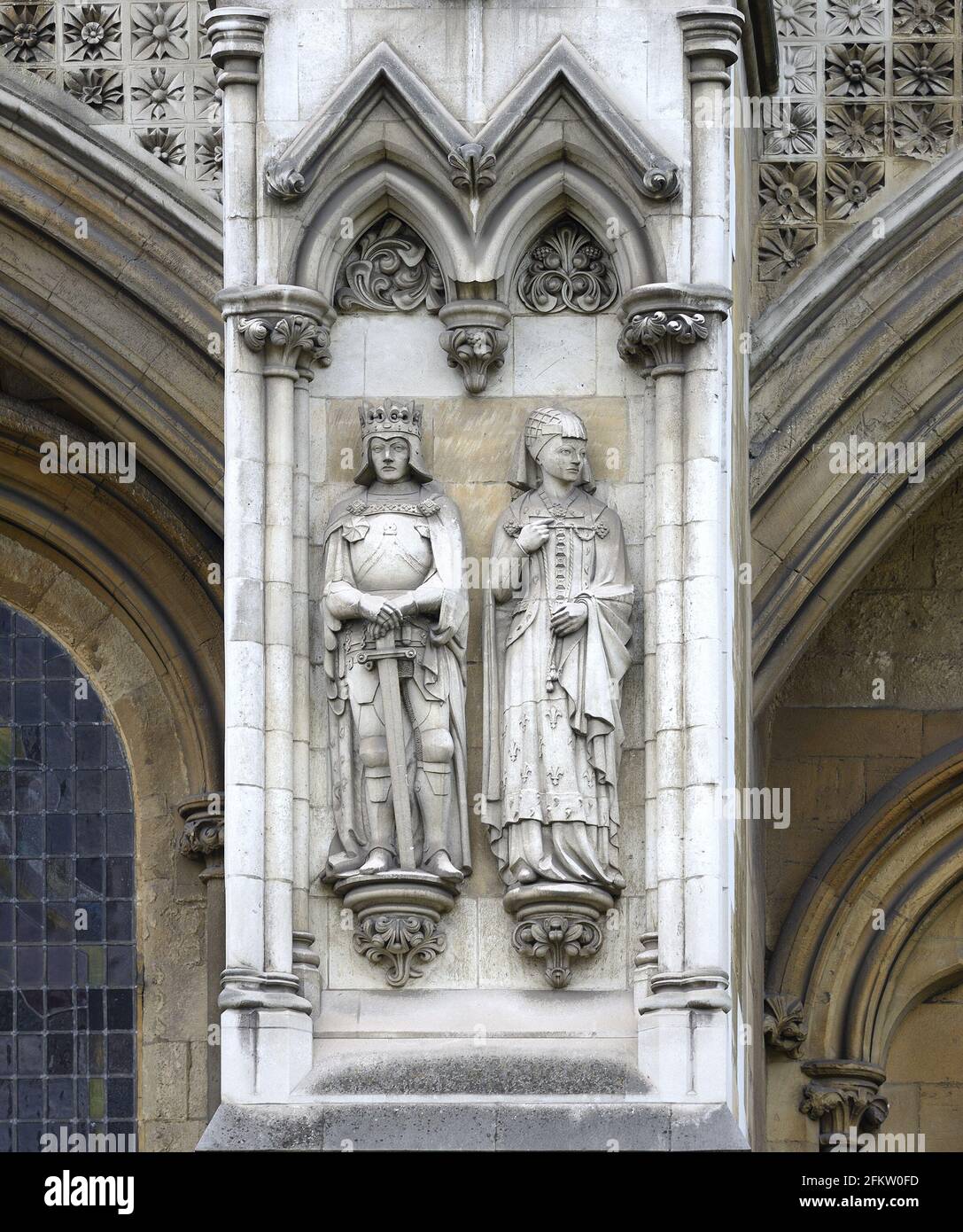 London, England, Großbritannien. Westminster Abbey: Statuen von Richard I. und Berengaria von Navarra (seine Frau und Königin) an der Nordwand Stockfoto