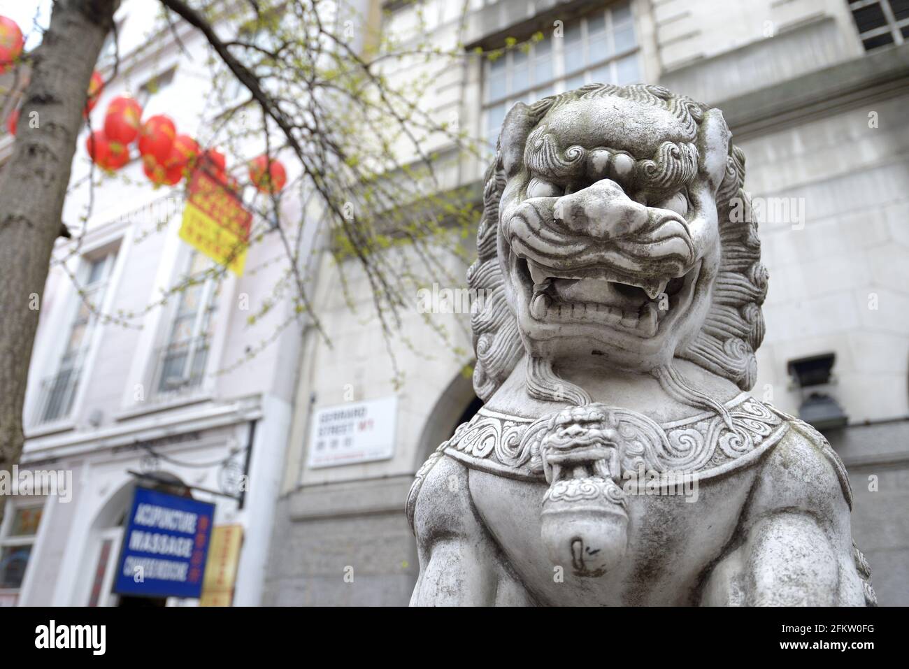 London, England, Großbritannien. Chinatown: Chinesischer Steindrache in der Gerrard Street Stockfoto