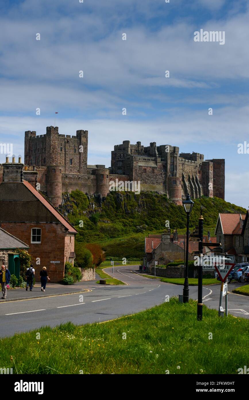 Das Dorf Bamburgh und seine berühmte Burg an der Küste von Northumberland, England, Großbritannien Stockfoto