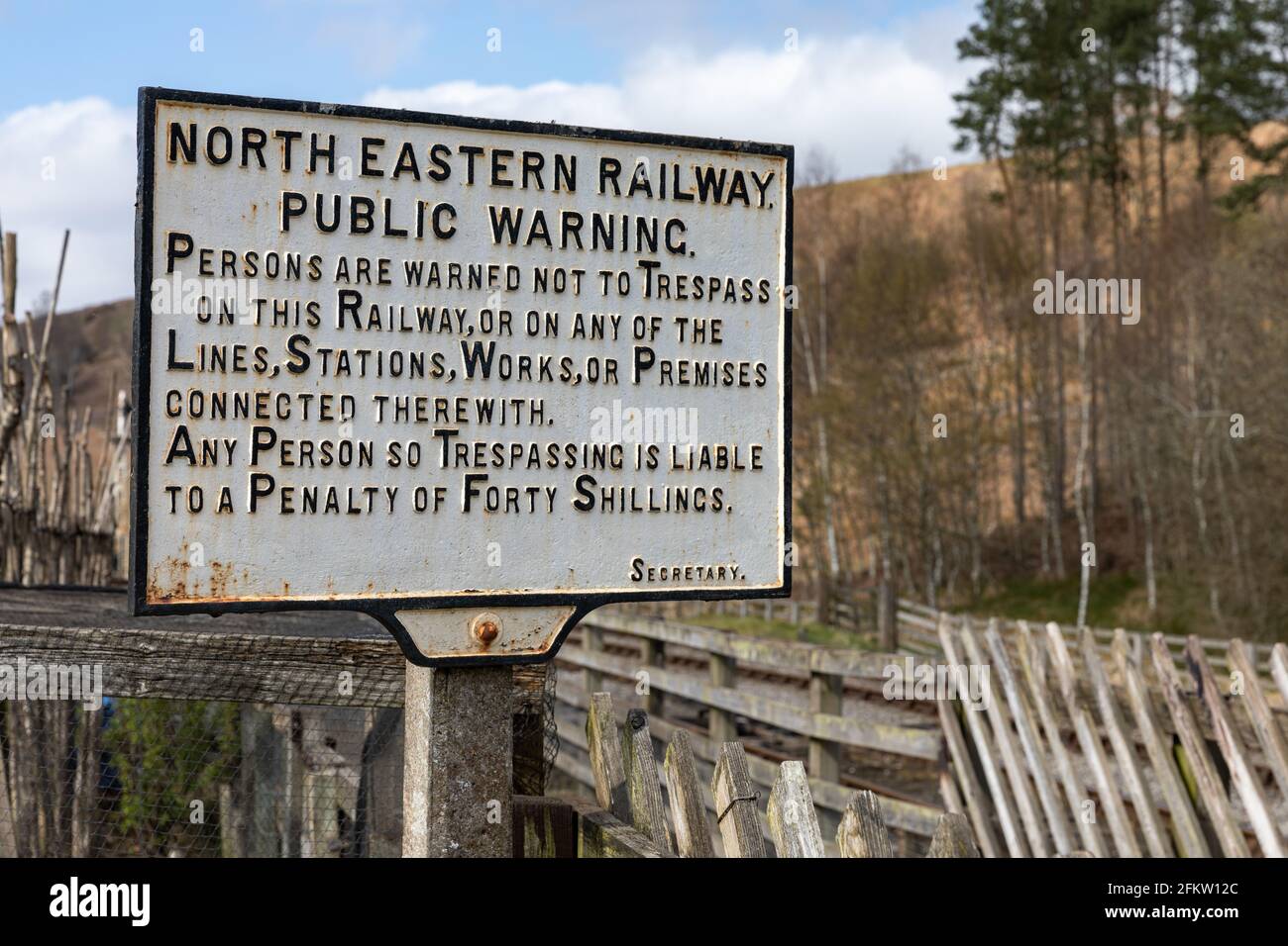 Öffentliches Warnschild North Eastern Railway Levisham Station, North Yorkshire Moors Railway, Levisham, Newton Dale, North York Moors, Yorkshire, England Stockfoto