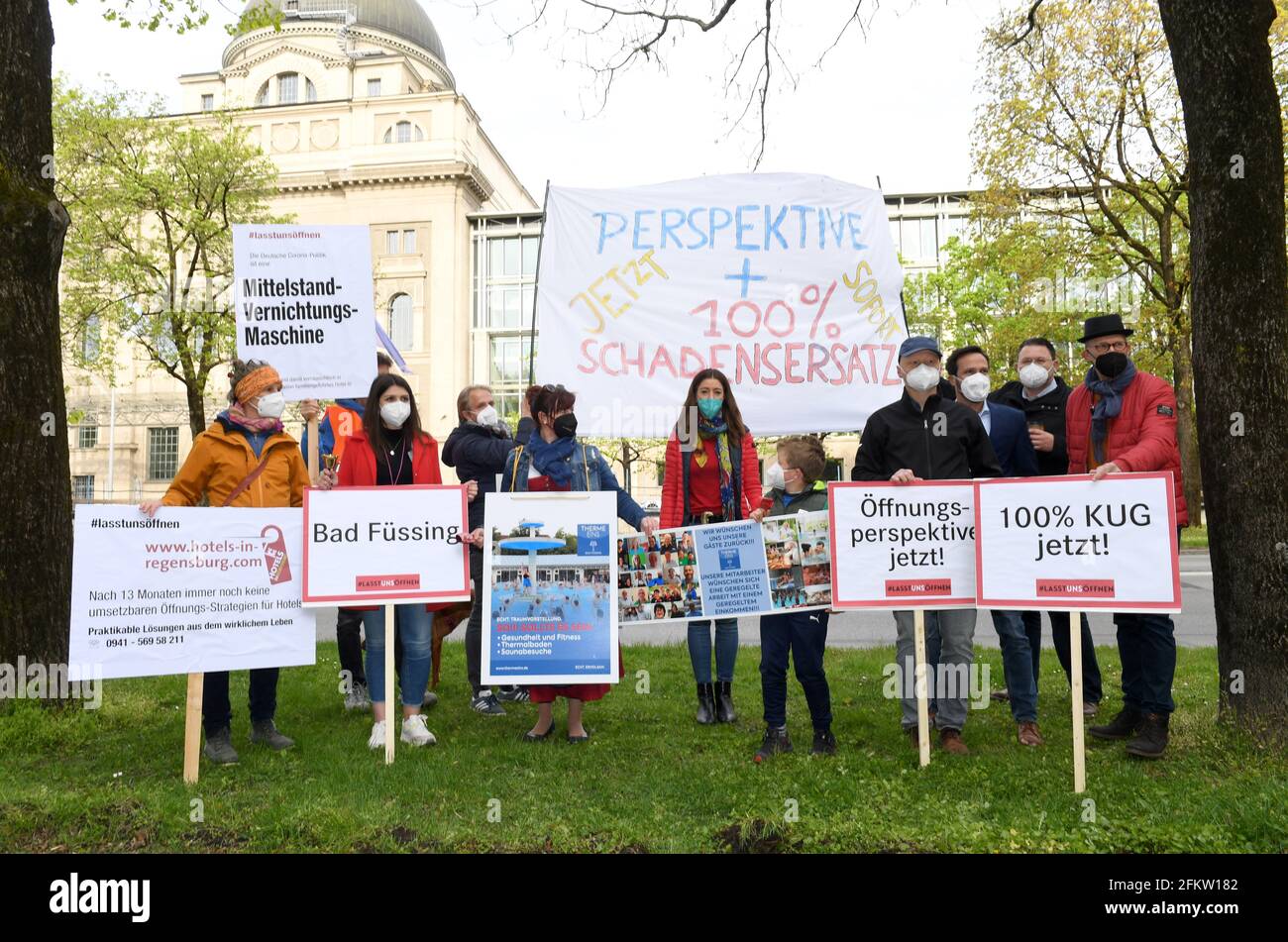 München, Deutschland. Mai 2021. Susanne Grill (M), Gründerin der Bürgerinitiative #LasstunsÖffnen, und weitere Teilnehmer des #LasstunsÖffnen-Protestes stehen vor der Bayerischen Staatskanzlei. Vertreter der bayerischen Initiativen protestieren am Tag der Kabinettssitzung vor der Staatskanzlei in München unter dem Motto "Lösungen statt Verbote, Mut statt Angst und Freiheit statt Einsamkeit. Quelle: Felix Hörhager/dpa/Alamy Live News Stockfoto