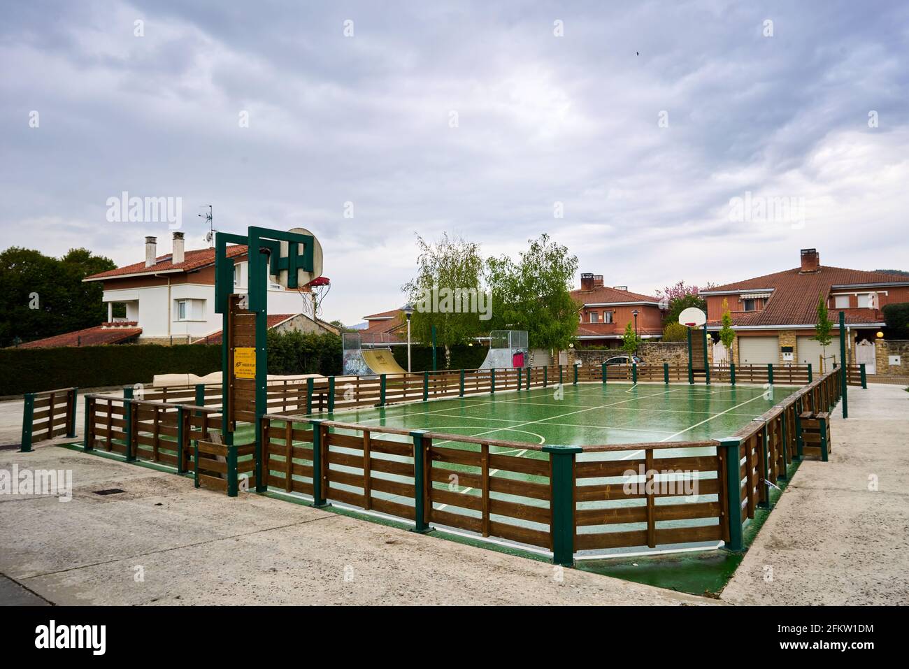 OLAZ, NAVARRA SPANIEN 24. APRIL 2021: Olaz Council House und umgebender Park Stockfoto