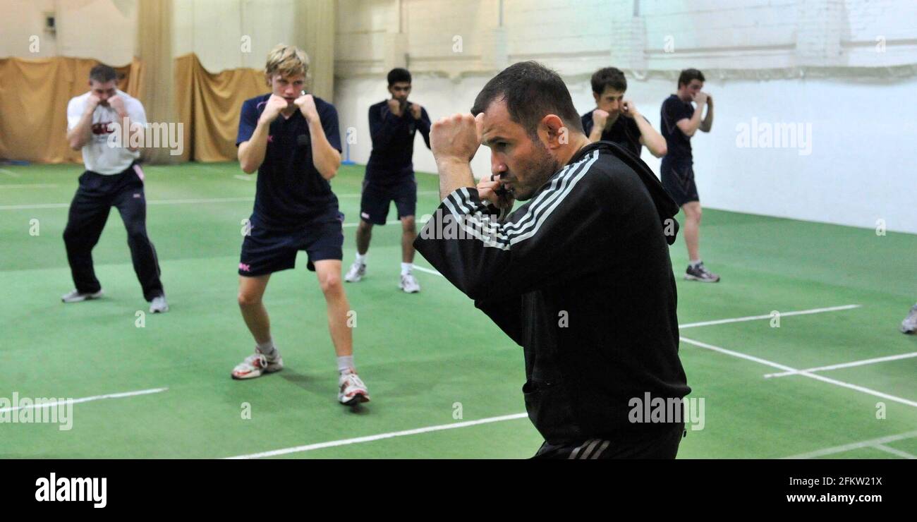 GIORGIO ANDREWS EIN VOLLKAMPF KÄFIGJÄGER AUSBILDUNG MIDDX CRICKET-TEAM. 22/11/2011 BILD DAVID ASHDOWN Stockfoto