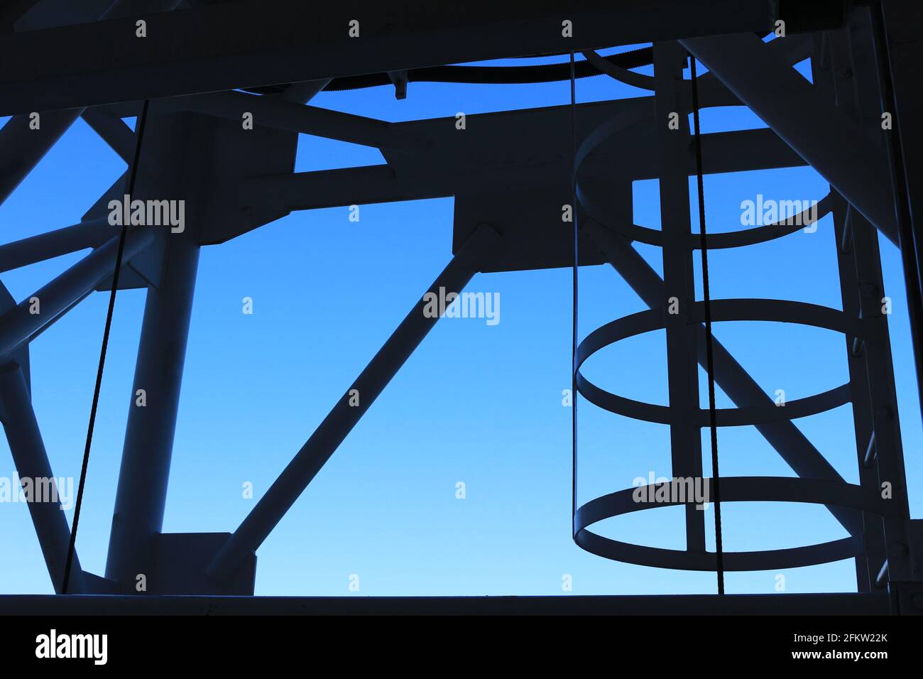 Blauer Himmel und Stahlkonstruktion Stockfoto