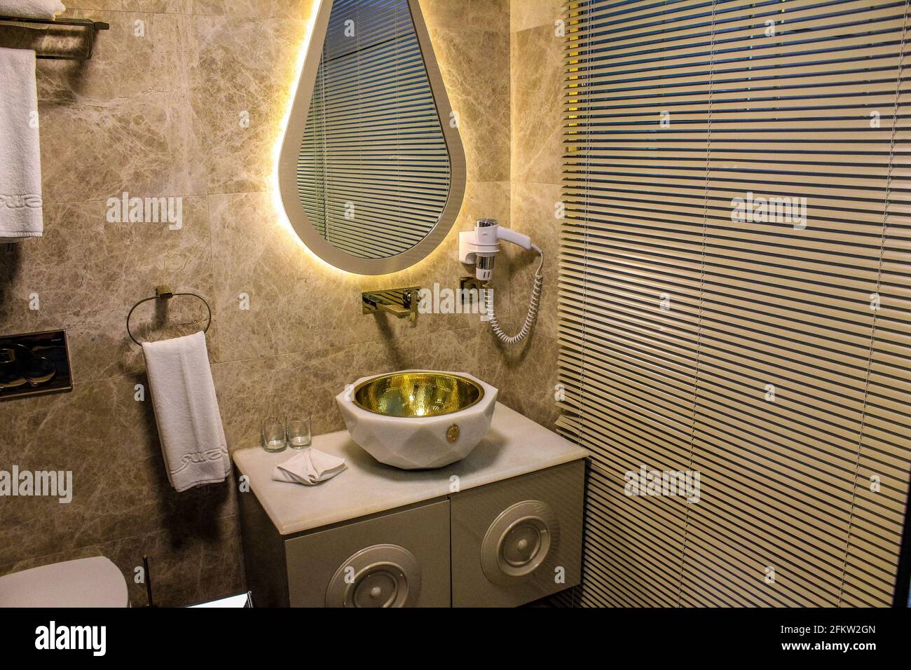 Istanbul, Türkei - 12. Mai 2013: Blick vom Sura Design Hotel and Suites Badezimmer Stockfoto